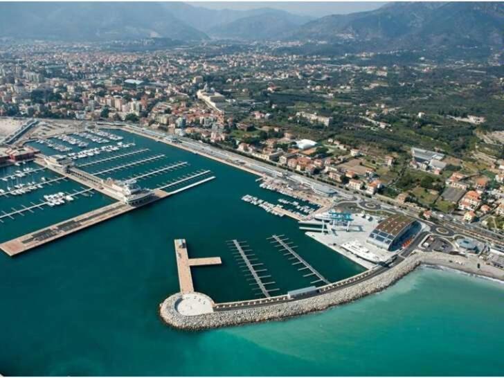 Loano-Marina Spiaggia, Mare, A 5 Stelle ภายนอก รูปภาพ